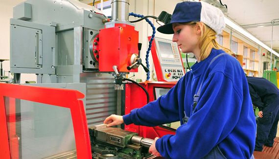 Bild einer Mitarbeiterin der SEF bei der Metallbearbeitung